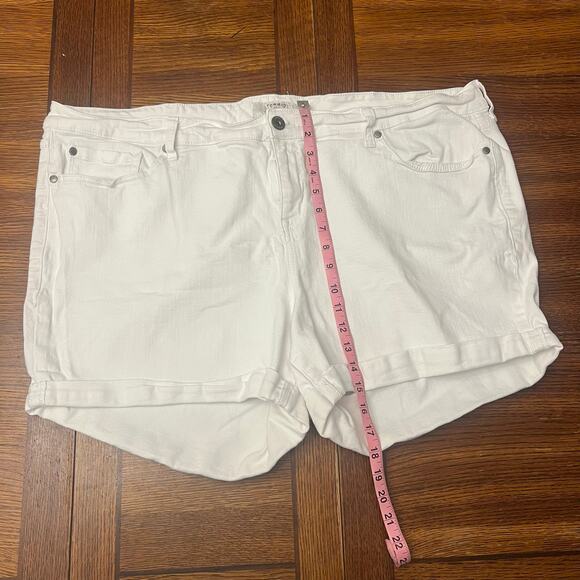 TORRID White Vintage Stretch High-Rise Shorts 26 - Picture 8 of 10